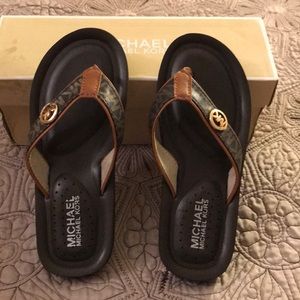 New in Box Child’s Size 2 MK Gage Flip Flops